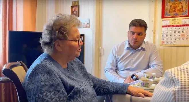 Фото: глава Можайского округа Денис Мордвинцев в гостях у педагога-ветерана Элеоноры Грачевой / пресс-служба АМГО