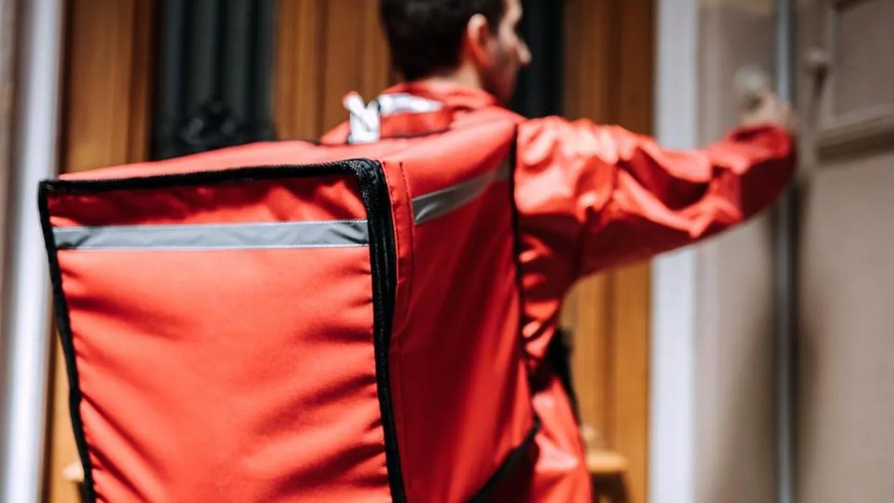 План Беглова оставит Петербург без пиццы: услуги курьера и такси решили отменить