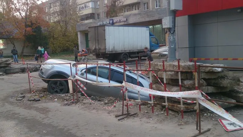 Кроссовер провалился в яму в Подольске