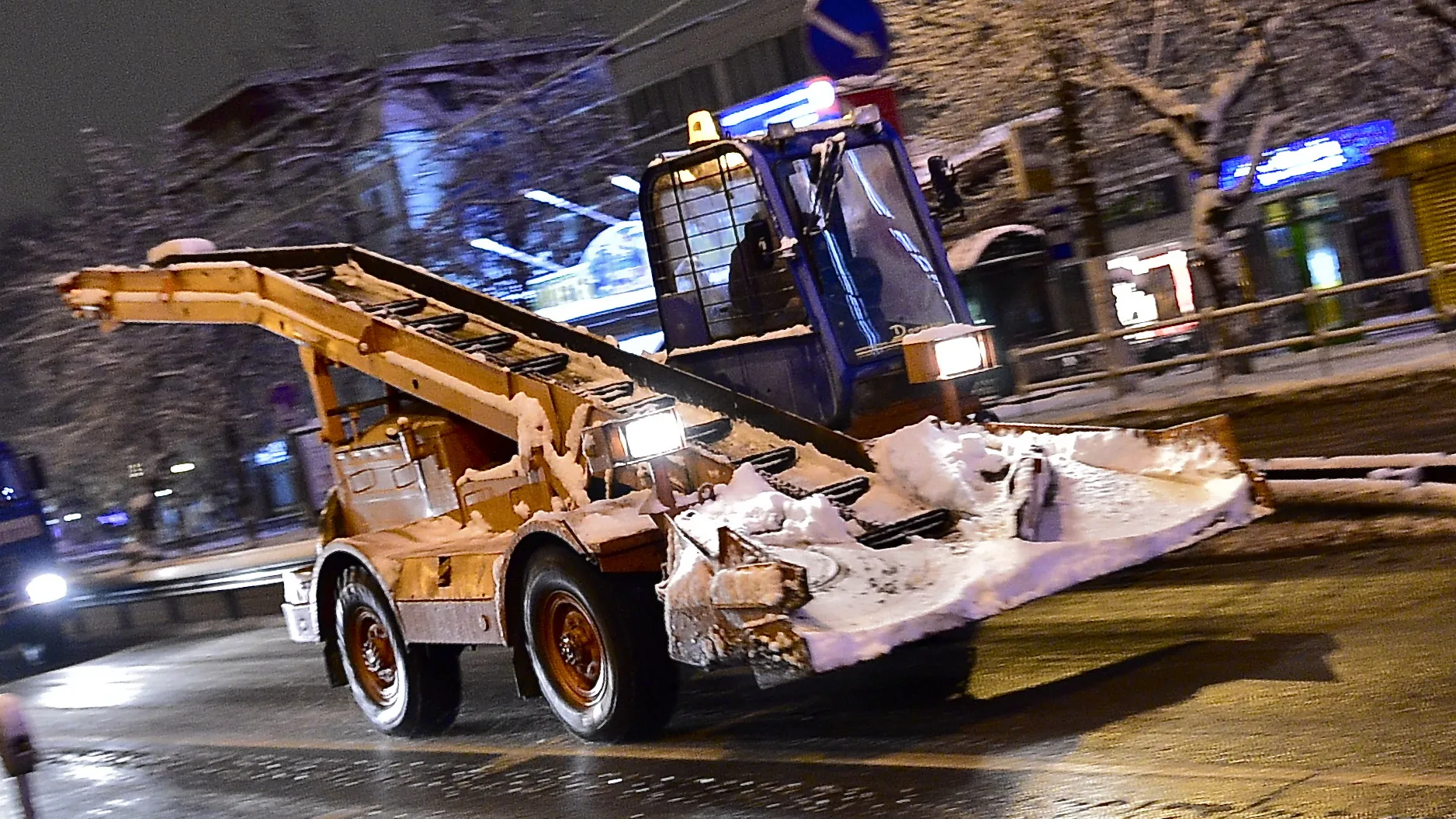 Ночная уборка в Люберцах: коммунальщики расширили проезжую часть на улице Власова