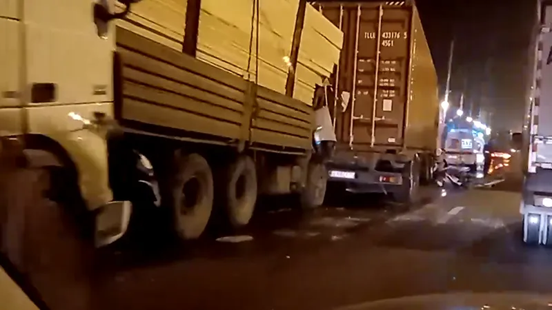 «Родился в кабине»: дальнобойщик выжил в страшной аварии под Солнечногорском