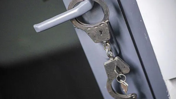 В Петербурге поймали рецидивистов, которые на краденую карту накупили товаров