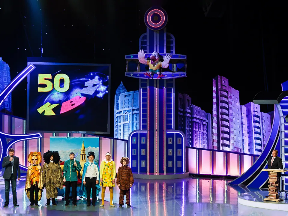 Спортивный комментатор Дмитрий Губерниев (слева), президент международного союза КВН Александр Масляков (справа) и игроки команды КВН «Кефир» во время Первого полуфинала Высшей лиги КВН. Фото: ТАСС/Владимир Верховский