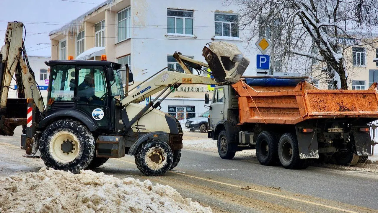 В Подмосковье на уборку региональных дорог выводят от 200 до 600 единиц спецтехники