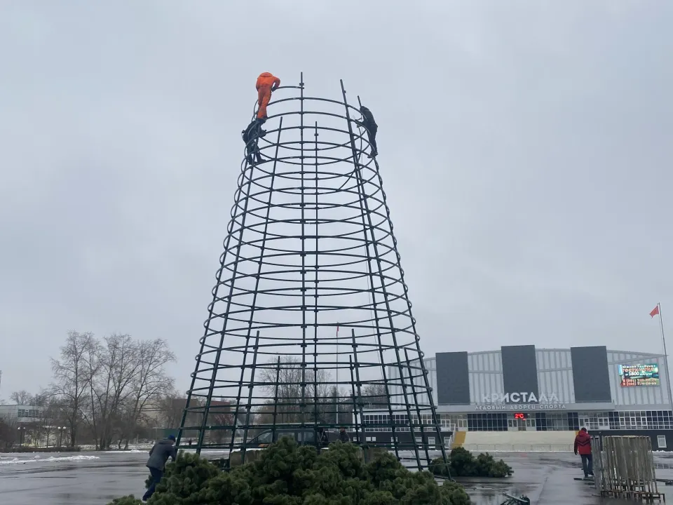 Установка елки на площади Ленина в Электростали. Фото: администрация г. о. Электросталь