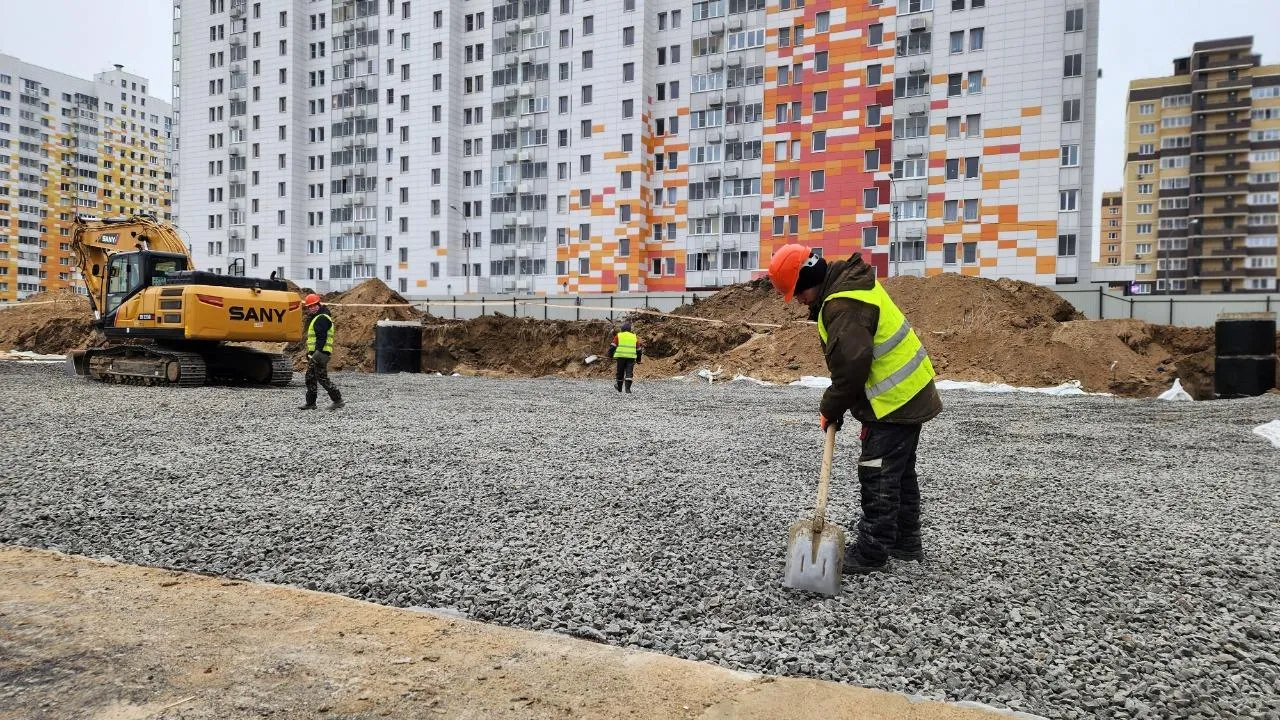 Рабочие приступили к заливке фундамента будущей школы в Лосино-Петровском округе