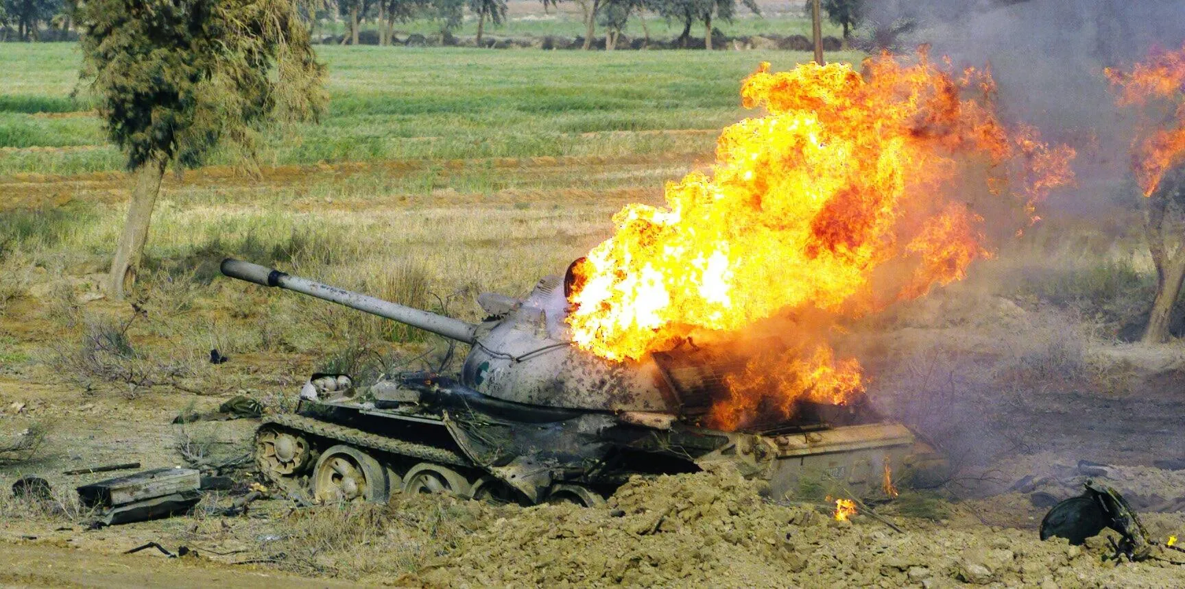 Горящий иракский танк Т-54 в пригородах Кербелы