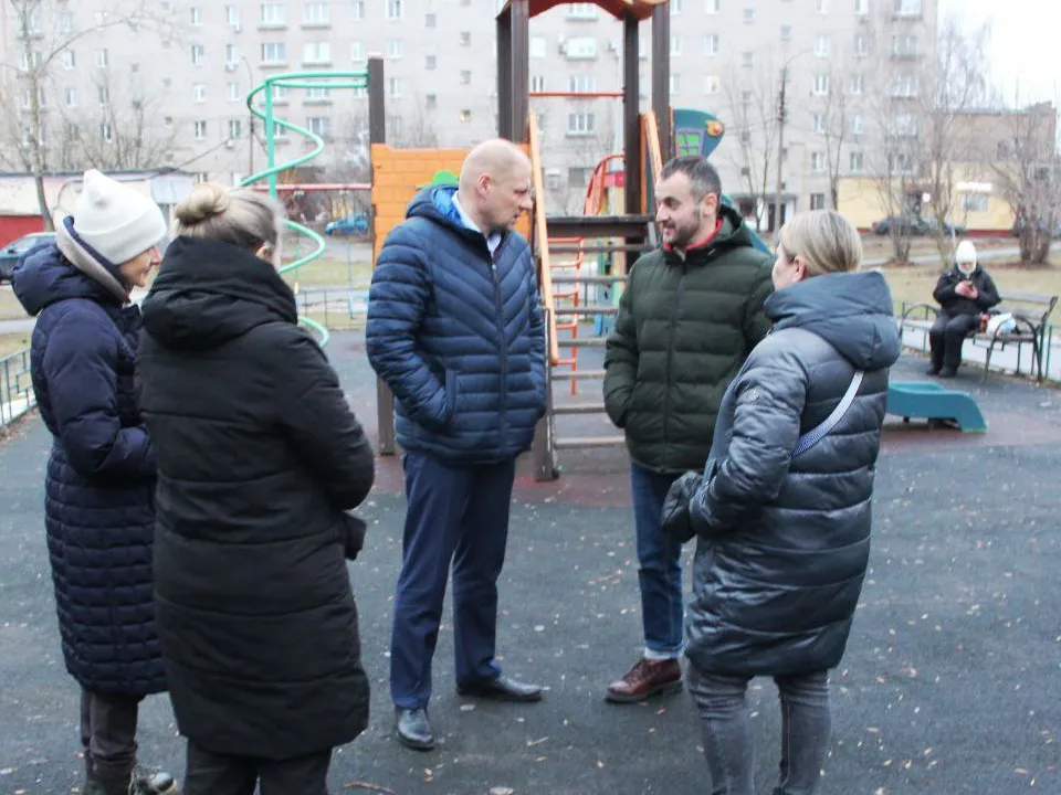 Антон Тропин проверяет детскую площадку.&nbsp;Фото: пресс-служба администрации г. о. Фрязино
