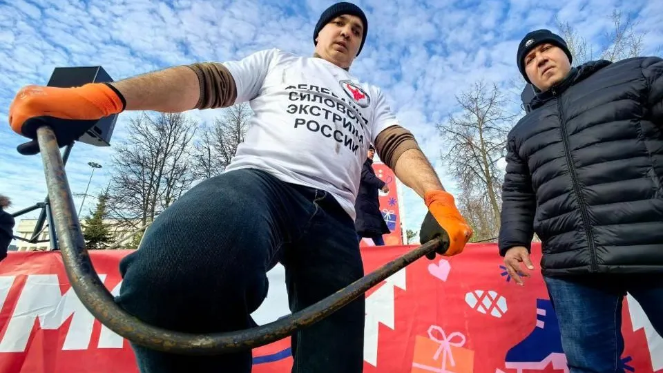 «Русский Халк» из Подмосковья помог сибирскому силачу натренироваться перед сенсационным рекордом