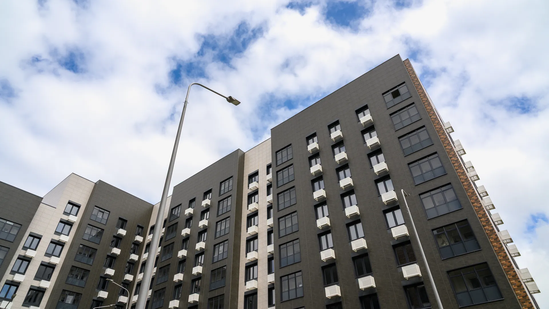 Многоквартирный дом для переселенцев из аварийного жилья на улице Кирова в Старой Купавне Богородского округа