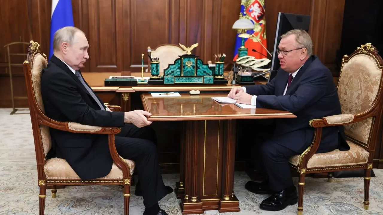 Президент РФ Владимир Путин и глава банка ВТБ Андрей Костин во время встречи в Кремле