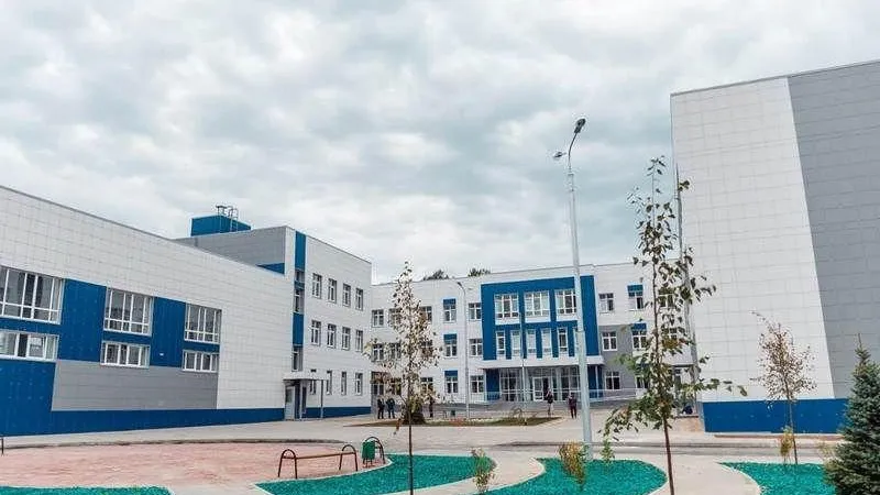 Школу, брошенную двумя застройщиками-банкротами, ввели в Чехове