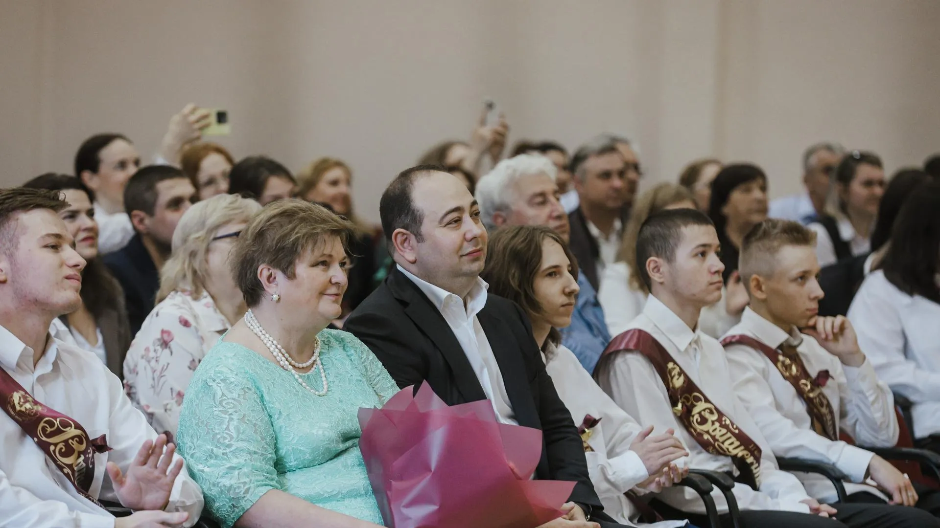 Глава городского округа Химки поздравил выпускников школ