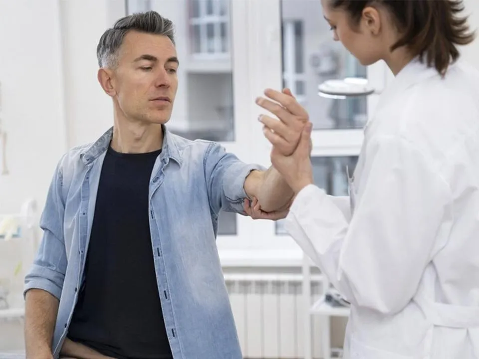 От онкологии до летального исхода: дерматолог рассказала, почему нельзя удалять папилломы самостоятельно