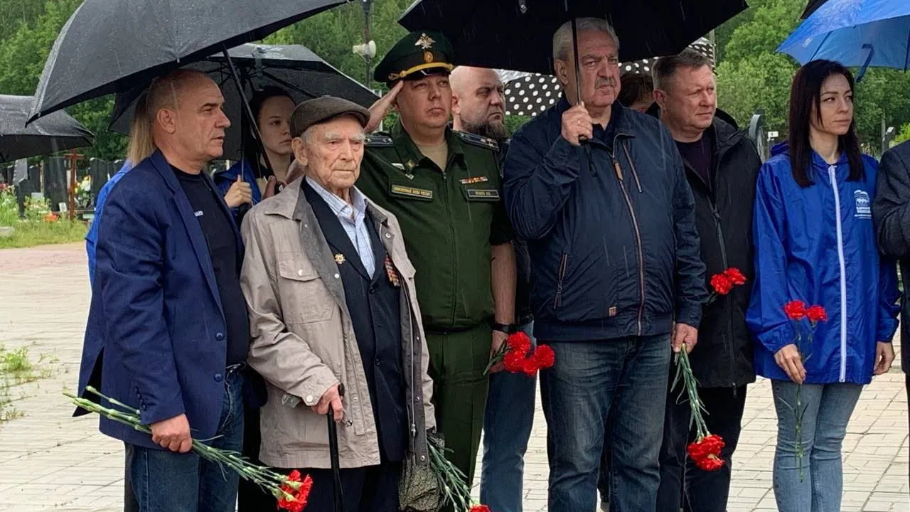 Глава Краснознаменска Владимир Пирогов, ветеран войны Михаил Красов, начальник Главного испытательного космического центра Антон Оголев, председатель Совета депутатов Александр Мостковой, замглавы города Андрей Петяев. Фото: t.me/krasnoznamensk_news