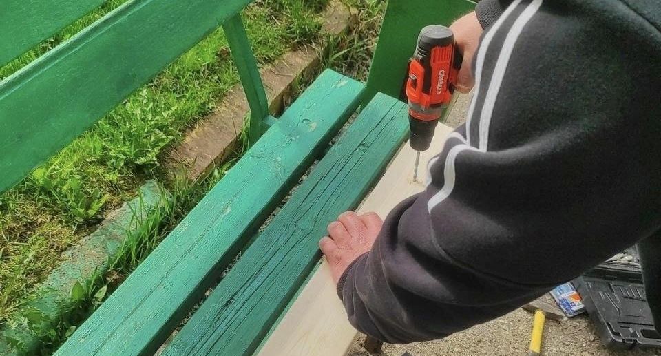 Более 600 скамеек отремонтировали в подмосковных дворах с начала лета
