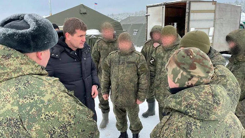 Депутат Госдумы накормил сладостями мобилизованных в Белоруссии