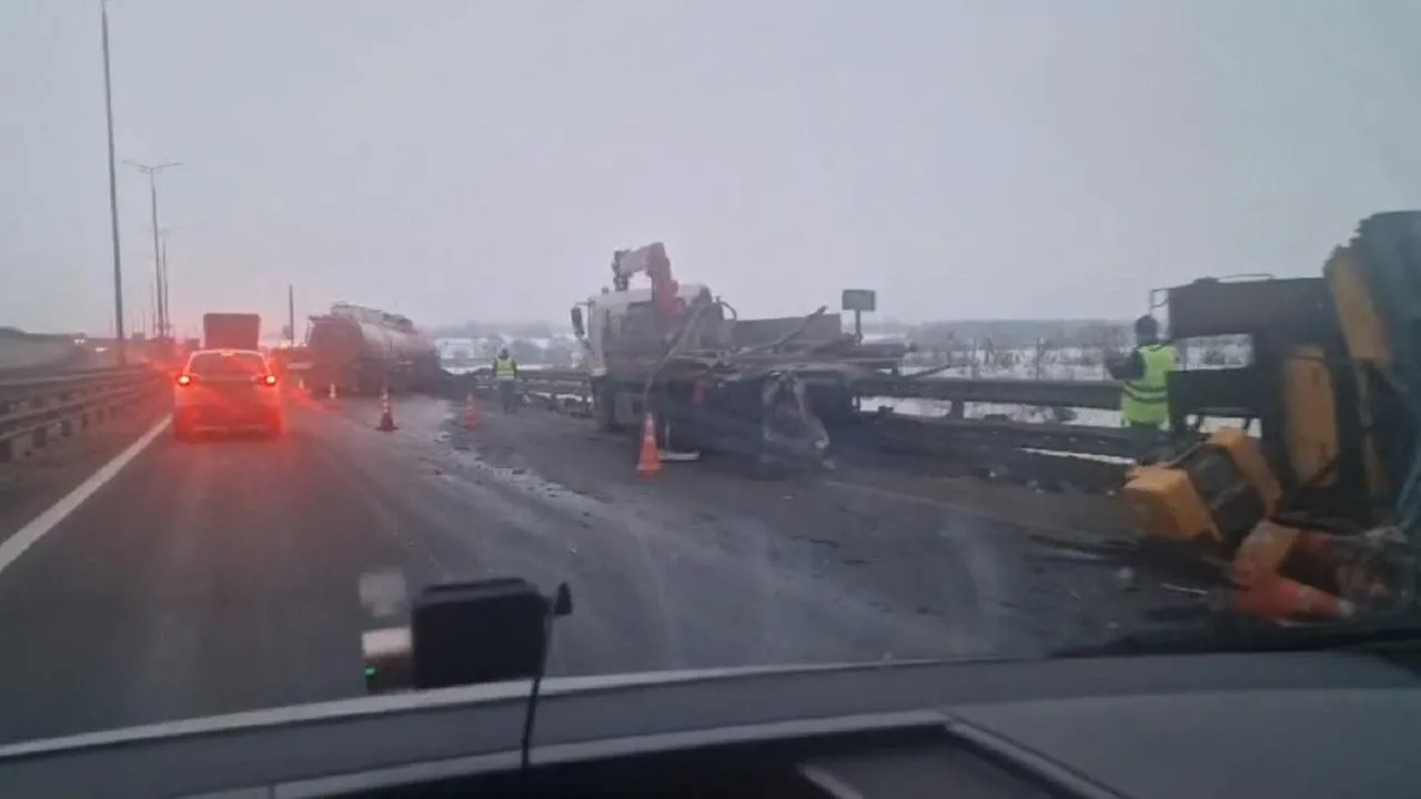 Водитель пострадал в ДТП с участием грузовика и «Газели» на ЦКАД в Подмосковье