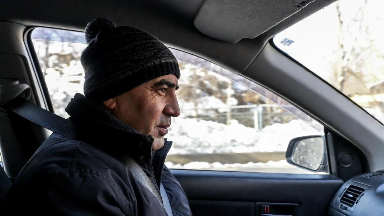 На дороге в Териберку — коллапс: нелегальные перевозчики блокируют проезд и устраивают драки