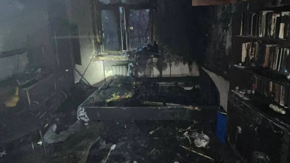 Кадры из квартиры в Москве, где взорвался биокамин, пострадала женщина и сгорел кот, разошлись по Сети
