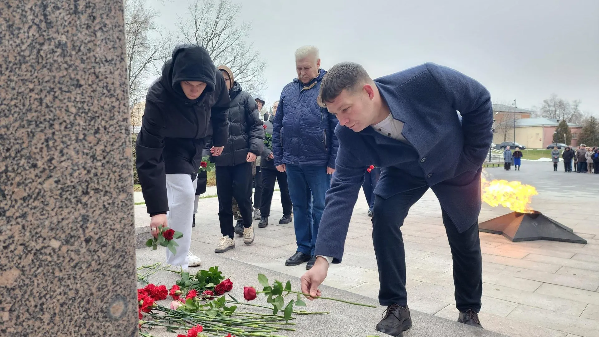 Луховичане почтили минутой молчания память неизвестных солдат на митинге у Вечного огня