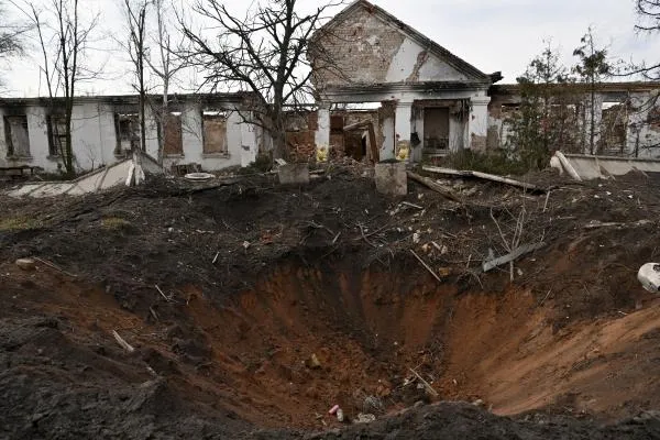Разрушенное здание в пригороде Артемовска