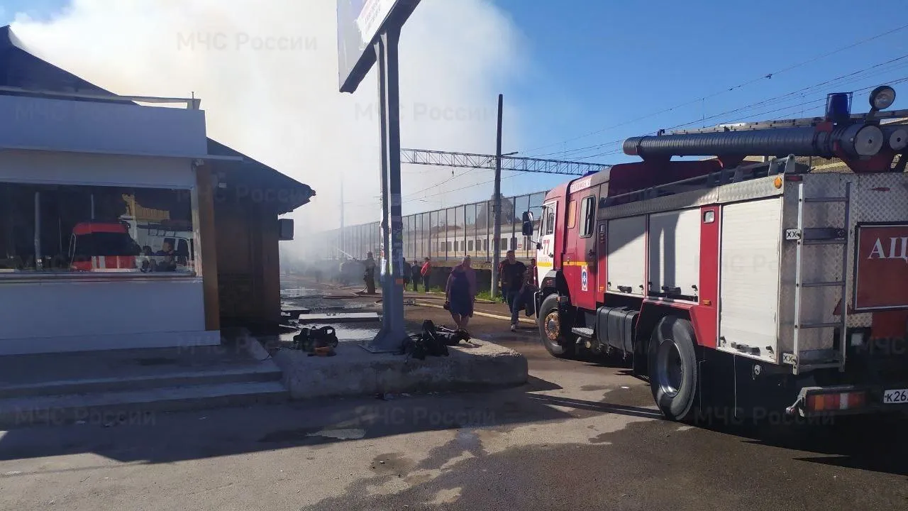 Полсотни человек тушили крупный пожар в торговых рядах в Подольске