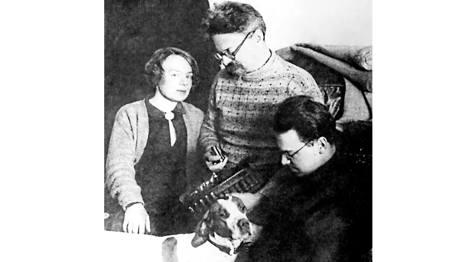 Лев Троцкий с Натальей Седовой, сыном Львом и собакой в ссылке, Алма-Ата, 1928 год