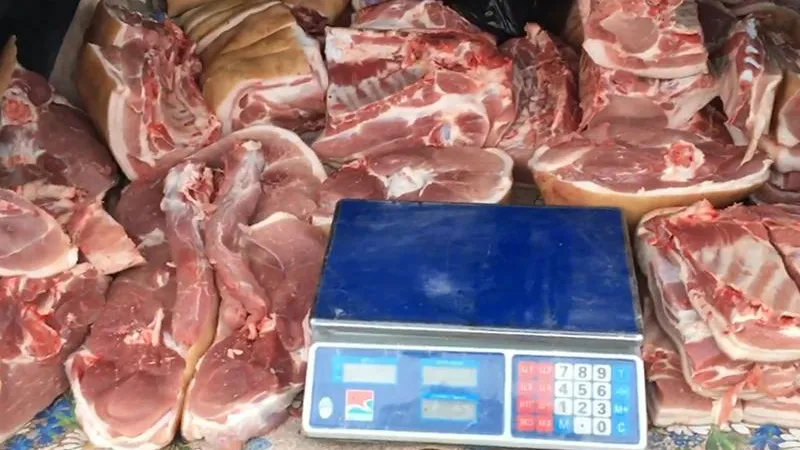 «Жуткий мясник»: торговец продает свинину с мусорного бака в Одинцово