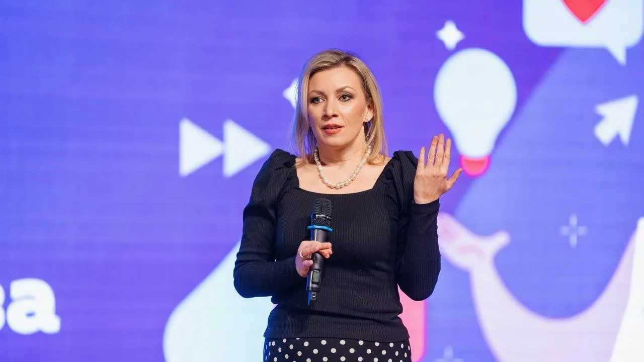 Репортер Sky News попала на брифинг к Лаврову и покраснела после слов Захаровой