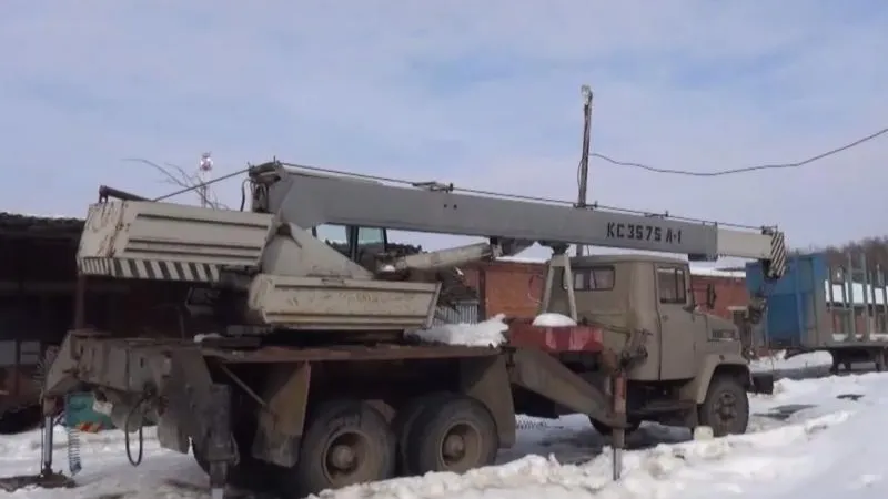 Мужчина в Серебряных Прудах угнал автокран и поехал на нем в магазин за продуктами