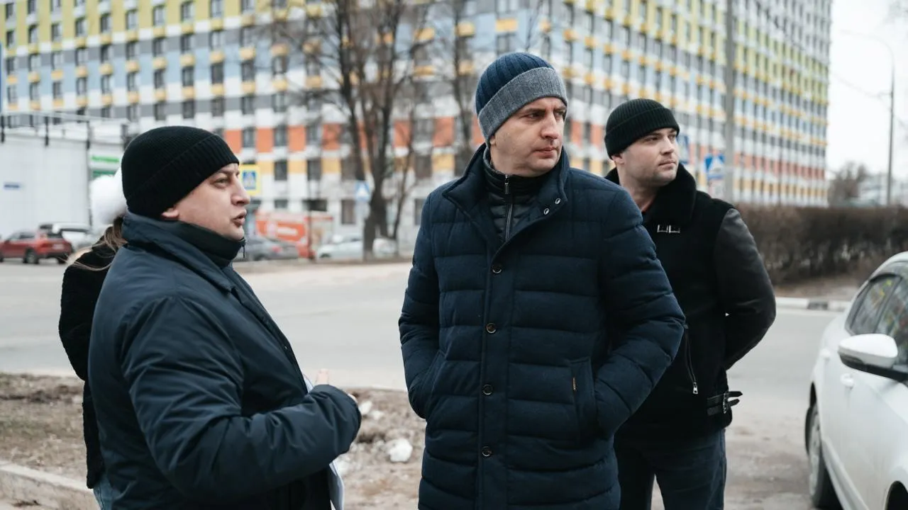 Глава Щелково и его советник оценили состояние дорог на улицах, с которых поступали жалобы