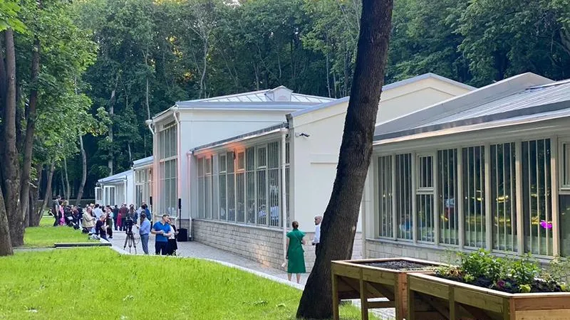 Выставка современного искусства открылась в восстановленных оранжереях «Архангельского»