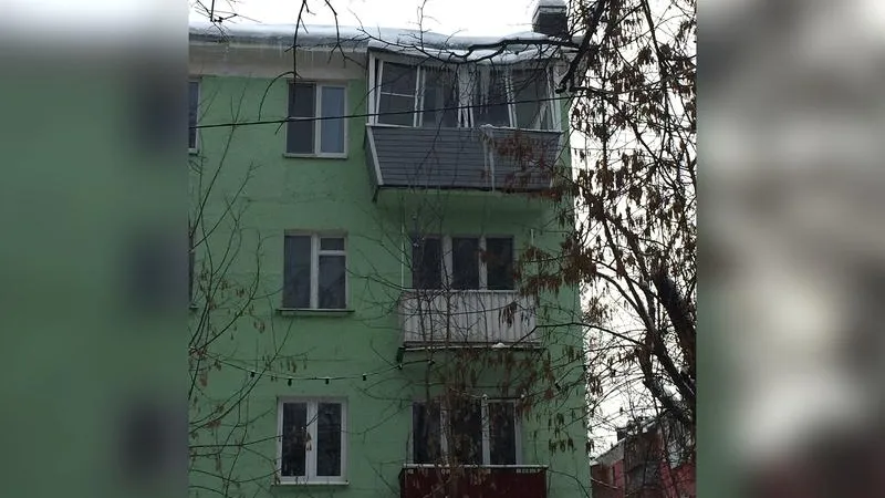 Балкон не выдержал снежного покрова и сломался в Щелково