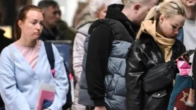 Печальные туристы. Фото: Владимир Астапкович/РИА Новости