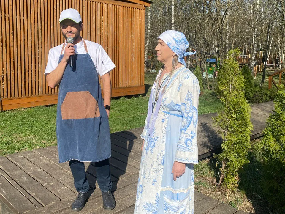 Кондитер Валерий Чиж дает мастер-класс по изготовлению куличей. Фото: Юлия Благая