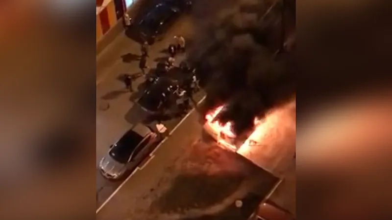 Прохожие оттащили на руках три машины от огня в Видном