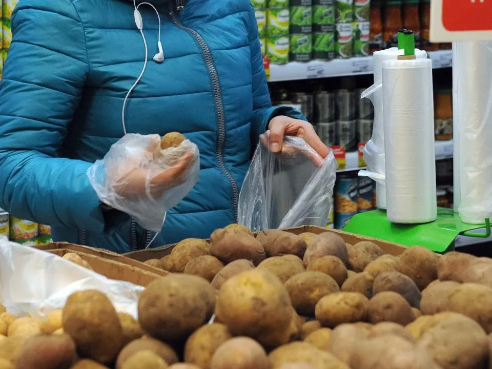 Спекулянты на рынке: продавцы в России могут поднять цены в магазинах после введения полного торгового эмбарго ЕС