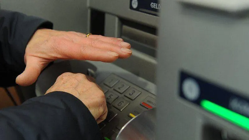 Жительница Химок не тому доверила банковскую карту