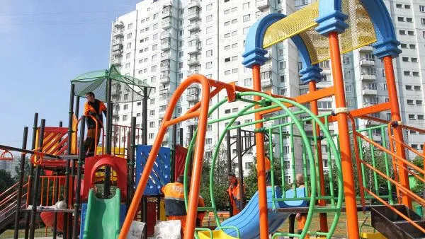В Бронницах построили огромную дворовую площадку