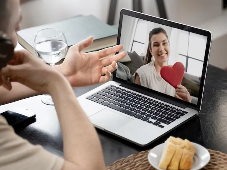 «Психологическая травма»: стала известна причина популярности дейтинг-сервисов в России