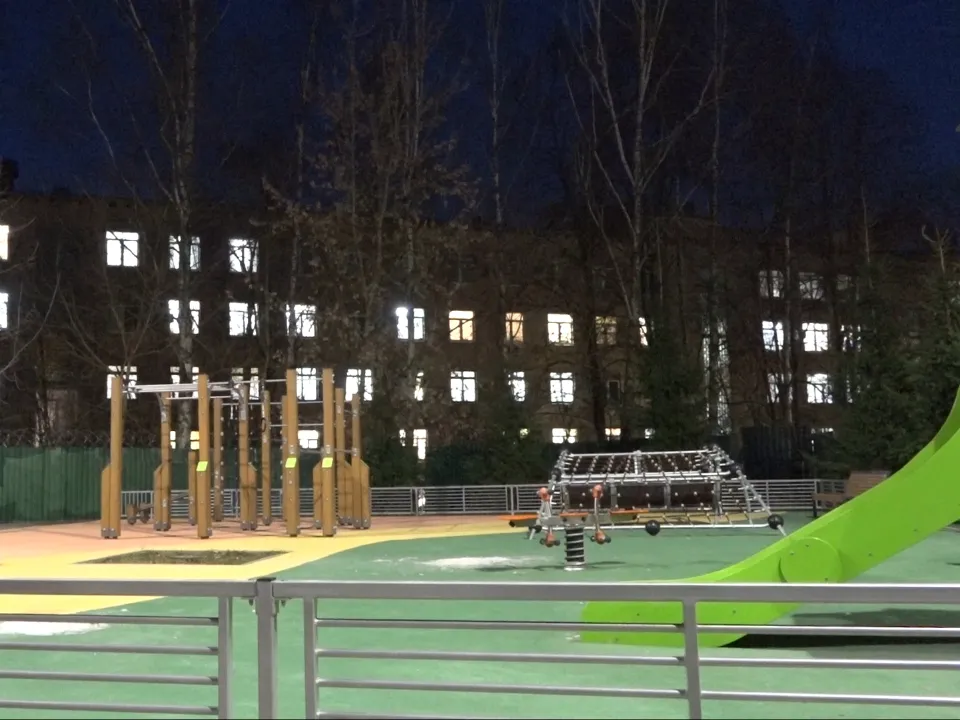 Детская площадка после уборки в микрорайоне Власихи Спортивный. Фото: REGIONS/Елена Аботурова