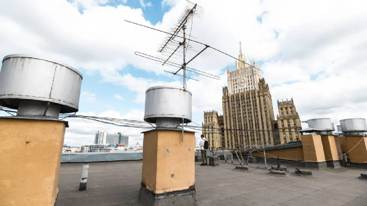 Прохожий достал пенсионерку из-под обломков рухнувшей из-за ветра крыши в Красноярске