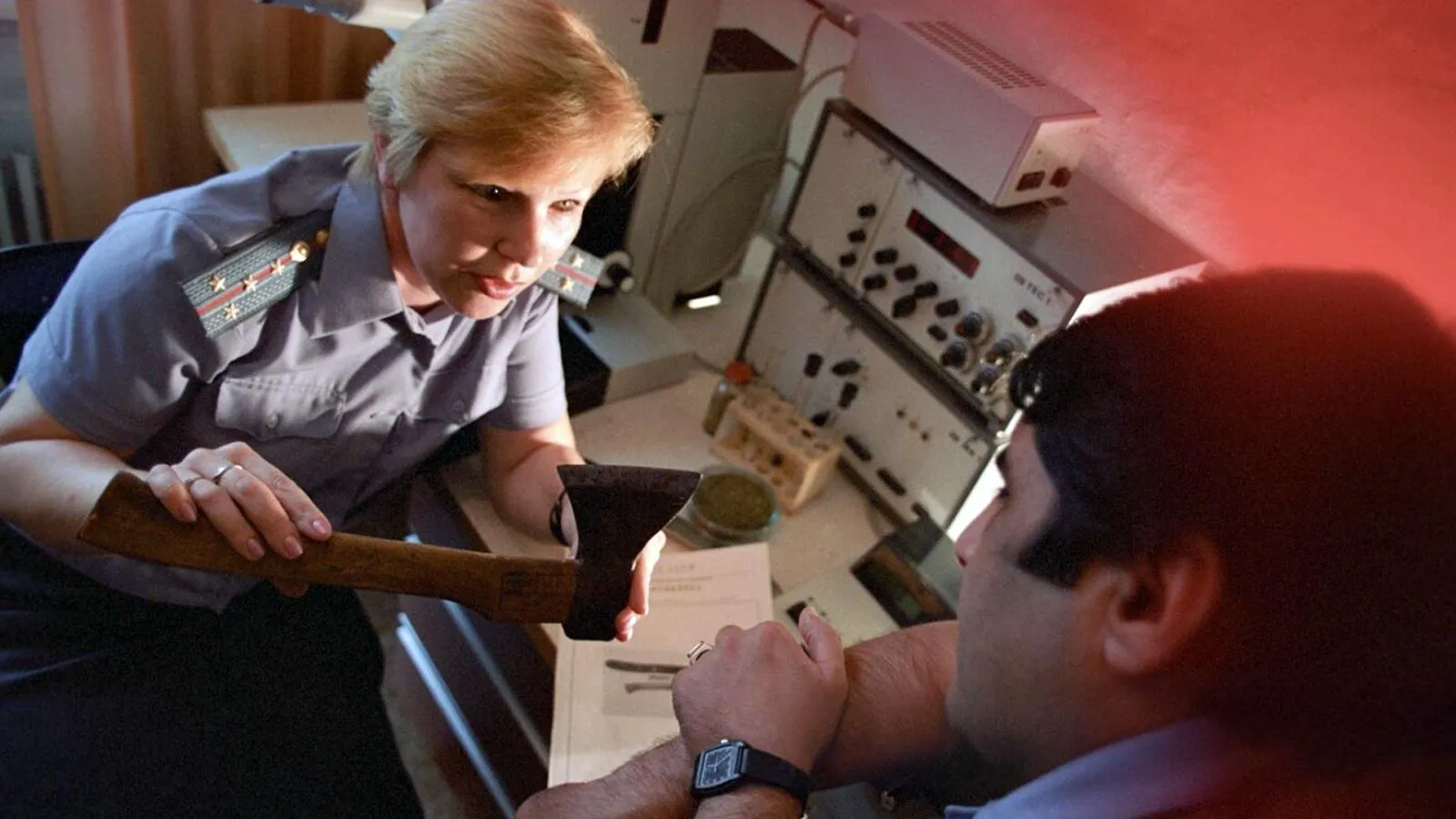 Сотрудники лаборатории криминалистики МВД. И. Зенин