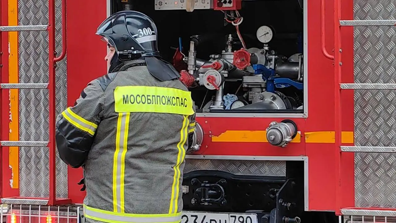 Крупный пожар начался на парковке сотрудников «Мираторга» в Домодедово после атаки БПЛА