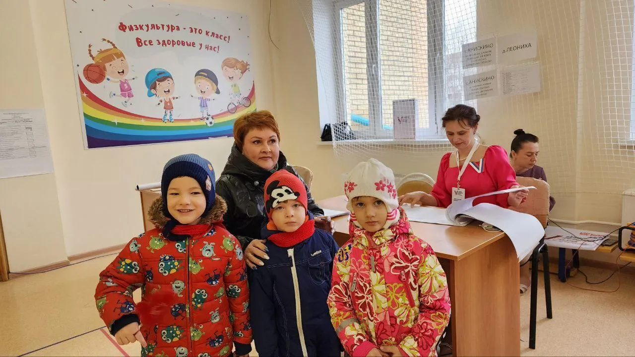 Многодетная семья военного летчика проголосовала на выборах президента России в Подмосковье