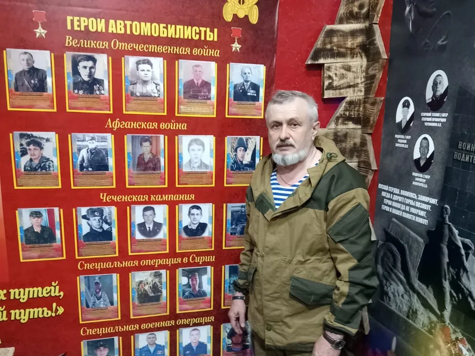 У того самого стенда. Фото: личный архив Валерия Сайгакова