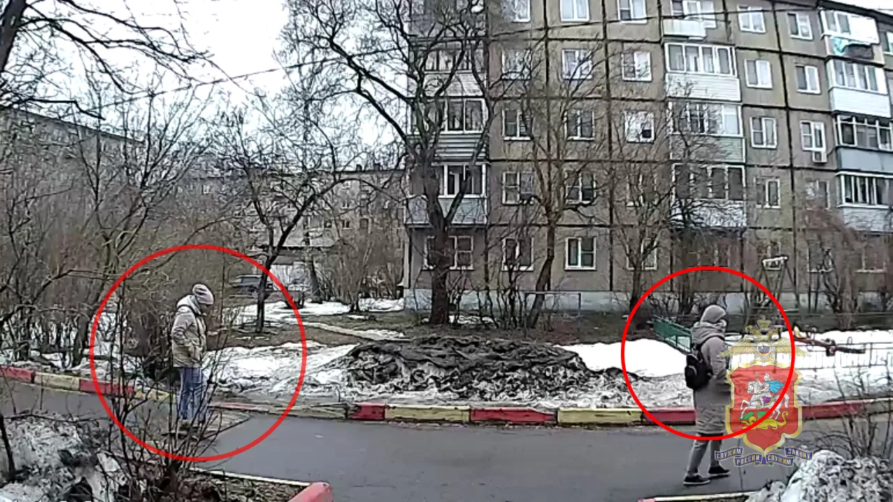 Подозреваемые попали в поле зрения камер наружного видеонаблюдения на доме пострадавшей/фото: ГУ МВД РФ по Московской области<br>
