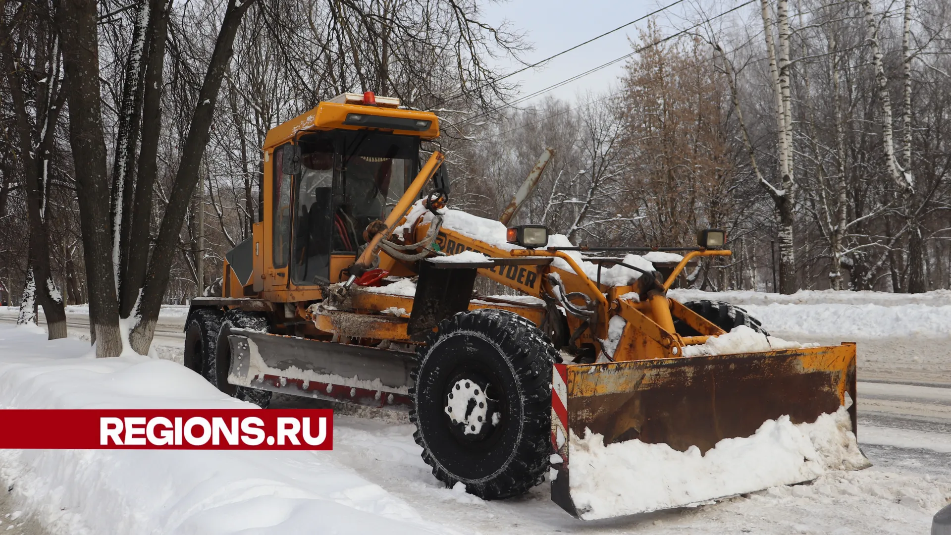 Коммунальная техника на улице Мира. Фото: Данила Кирьянов