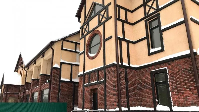 Конно-спортивный клуб в стиле загородного прованса построили в Раменском районе